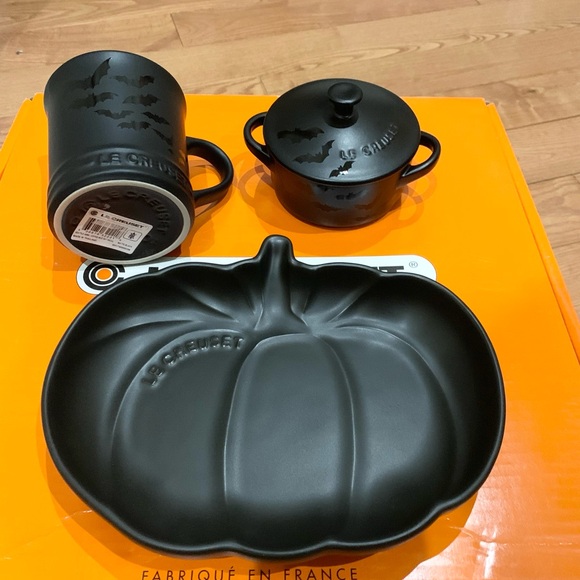 Le Creuset Matte Black with Bat Decal, set of-3! - Picture 6 of 7